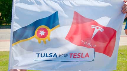 Elon Musk Statue, Golden Driller, Tulsa (Oklahoma), 2020 Elon Musk Statue in Tulsa/Oklahoma