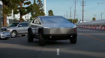 Tesla Cybertruck, Elon Musk, Jay Leno, Jay Leno’s Garage, youtube, 2020 Elon Musk und Jay Leno im Tesla Cybertruck