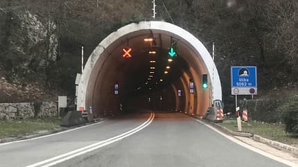 Tunnel-Inspektion 2020: Učka-Tunnel ist der schlechteste Tunnel in Kroatien . Tunnel-Inspektion 2020: Učka-Tunnel ist der schlechteste Tunnel in Kroatien .