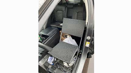 Campingstuhl hinterm Steuer, Klappstuhl, Ford Edge, Halton Regional Police Service Burlington, 2021 Ford Edge mit Campingstuhl hinterm Steuer