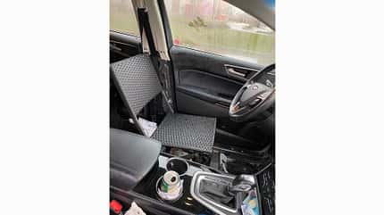 Campingstuhl hinterm Steuer, Klappstuhl, Ford Edge, Halton Regional Police Service Burlington, 2021 Ford Edge mit Campingstuhl hinterm Steuer
