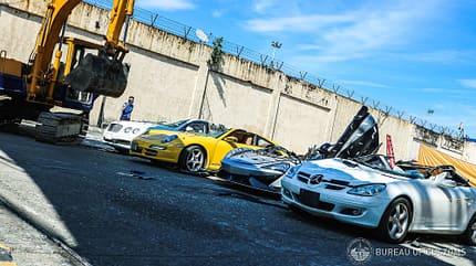 Philippinen zerstören illegal eingeschleuste Luxusautos 06/2021, Philippinen zerstören illegal eingeschleuste Luxusautos