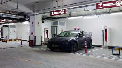 Tesla sperrbarer Supercharger, Tianjin (Keji city), China, 2021 Sperrbarer Tesla-Supercharger in China