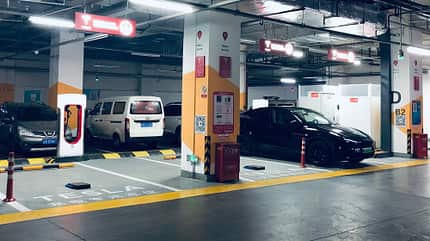 Tesla sperrbarer Supercharger,Urumqi-Dehui Plaza, China, 2021 Sperrbarer Tesla-Supercharger in China