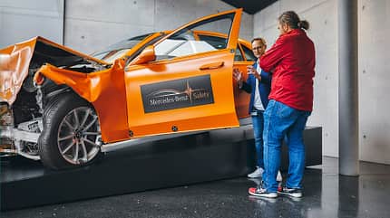 Crashfuge Unfall Crashtest Mercedes S-Klasse TFS Sindelfingen Matthias Struck Die sogenannte Crashfuge sorgt mit durch gezielt nachgiebige Halterungen dafür, dass sich der Kotflügel beim Unfall außen an der Tür vorbei schiebt und sie so nicht blockiert.