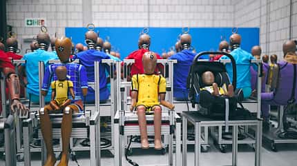 Crashtest Dummys Kinder Mercedes Crashhalle TFS Sindelfingen Vom kleinen 3,5 Kilo schweren Säuglingen über Kinder und Jugendliche in verschiedenen Altersstufen bis hin zur sogenannten Fünf-Perzentil-Frau und den klassischen 50 Perzentil-Mann mit 78 Kilo ist alles dabei, um alle Facetten der Menschen abzubilden.