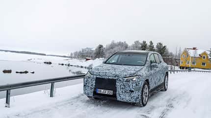 Mercedes-Benz,Presseabteilung,Pressefoto,Daimler,Wintersporting Schweden 2022 Mercedes-Benz EQS SUV Wintersporting Schweden 2022