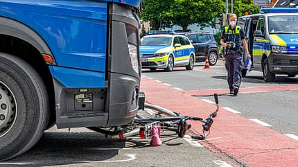 Blaulicht,Fahrradunfall,Fahrradweg,Pre,Presse,Radunfall,radweg,Strassenkreuzung,Strass,enverkehr,straßenverkehr,Unfall,verkehrsunfall,Zusammenstoß,Rettung Unfall -