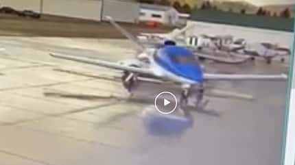 Tesla rammt Flugzeug, 04/2022 Tesla rammt Flugzeug