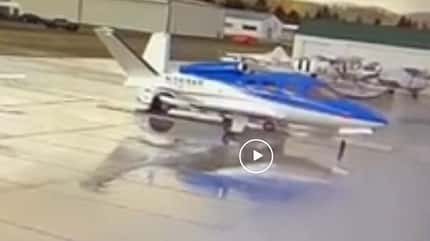 Tesla rammt Flugzeug, 04/2022 Tesla rammt Flugzeug