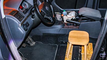 VW Touran mit Holzschemel als Fahrersitz, Gütersloh, 05/2022 Holzschemel als Fahrersitz