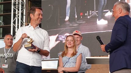 Tesla Ladepunkt Hilden Auszeichnung Roland Schüren Tesla Ladepunkt Hilden Auszeichnung Roland Schüren