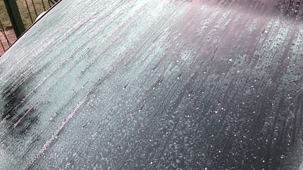 beschlagene Scheiben, beschlagene Fenster, Feuchtigkeit im Auto, vereist, 12/2022 vereiste Windschutzscheibe