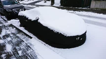 01/2023, Auto McLaren mit Abdeckplane Autoplane Straßenrand Winter Schnee Auto McLaren mit Abdeckplane Autoplane Straßenrand Winter Schnee