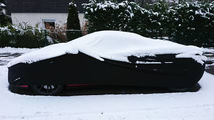 01/2023, Auto McLaren mit Abdeckplane Autoplane Straßenrand Winter Schnee Auto McLaren mit Abdeckplane Autoplane Straßenrand Winter Schnee