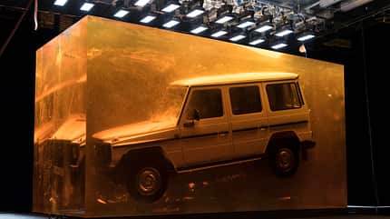 Pressemitteilungen nach Jahren,Mercedes-Benz Cars,Spektakuläre Installation zur Weltpremiere der neuen G-Klasse i,Vertrieb & Marketing,01 - 2018,Daimler Global MediaSite,G-Klasse,Mercedes-Benz Pkw,2018,Marken & Produkte Spektakuläre Installation zur Weltpremiere der neuen G-Klasse in Detroit: „Stronger Than Time“: 1979er G-Klasse in Bernstein gegossen
Spectacular installation for the world premiere of the new G-Class in Detroit : "Stronger Than Time": 1979 G-Class