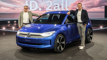 Kai Grünitz, Markenvorstand für den Bereich Technische Entwicklung von Volkswagen Pkw (im Bild rechts), Andreas Mindt, Leiter Volkswagen Design, 2023 Kai Grünitz