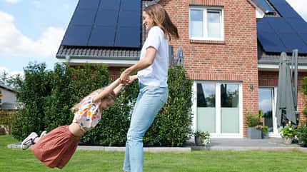 Erneuerbare Energien, Familie, Haus, PV, PV-Anlage, Photovoltaik, Photovoltaikanlage, Solar, Solarenergie, Sonnenenergie, Grass, Human, Person, Plant EON