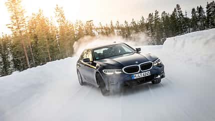 BMW 3er G20 Limousine im Drift auf Schnee BMW 3er G20 Limousine im Drift auf Schnee