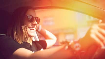 01/2024, Frau am Steuer, lachen, Autofahrer, Sonne Frau am Steuer