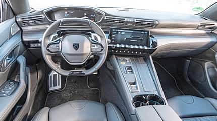 Antriebsvergleich, Mercedes C 300 de T 4Matic, Peugeot 508 SW PHEV 225 e-EAT8, Volvo V60 Cross Country B4 AWD, Nio ET5 Touring, BMW 330i xDrive Touring, ams0424 Peugeot 508 SW PHEV 225 e-EAT8, Cockpit