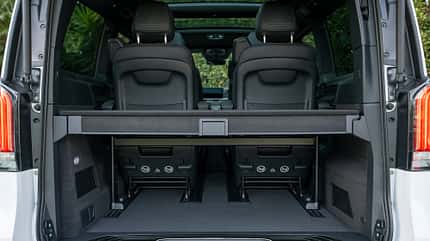 Mercedes-Benz, Presse, press photo Die neue Mercedes-Benz V-Klasse – Exterieur, Ausstattung u.a. AVANTGARDE, AMG Line, bergkristallweiß metallic, MBUX Widescreen Cockpit, Komfortsitze, Leder Lugano schwarz, AMG Zierelement // The new Mercedes-Benz V-Class – Exterior, equipment among o