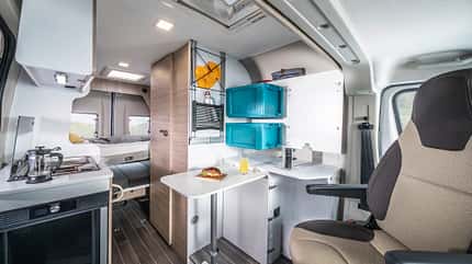 Kaufberatung guenstige Campingbusse (2025) Campingbusse (2025) FORSTER V 541 YOUNGSTER SUNNY Sitzgruppe