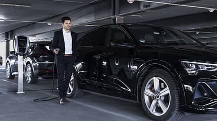 AMS Advertorial_Amperfied Wallbox connect.business_Fahrzeuge_Mann_Frau_Unternehmen_Parkplatz_3zu2_150dpi