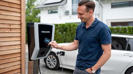 AMS Advertorial_Amperfied Wallbox connect.business_Fahrzeuge_Mann_Frau_Unternehmen_Parkplatz_3zu2_150dpi