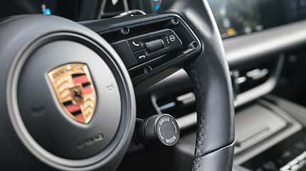 Porsche Macan 4, Audi Q6 e-tron, Mercedes EQE 500, Vergleichstest, ams0125 Porsche Macan 4, Lenkrad