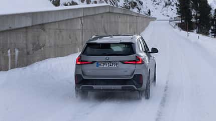E-Autos im Schnee, Vergleichstest, ams0325 BMW iX1 eDrive20 und BMW iX1 xDrive30