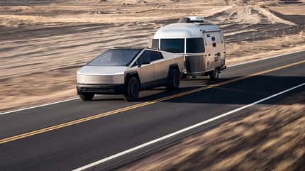 Tesla Cybertruck mit Wohnwagen
