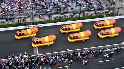 Indy 500 - Showrennen mit Wurst-Autos - Wienermobile - Oscar Mayer - Hot-Dog-Autos Indy 500 - Showrennen mit Wurst-Autos - Wienermobile - Oscar Mayer - Hot-Dog-Autos