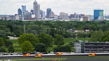 Indy 500 - Showrennen mit Wurst-Autos - Wienermobile - Oscar Mayer - Hot-Dog-Autos Indy 500 - Showrennen mit Wurst-Autos - Wienermobile - Oscar Mayer - Hot-Dog-Autos