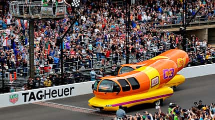 Indy 500 - Showrennen mit Wurst-Autos - Wienermobile - Oscar Mayer - Hot-Dog-Autos