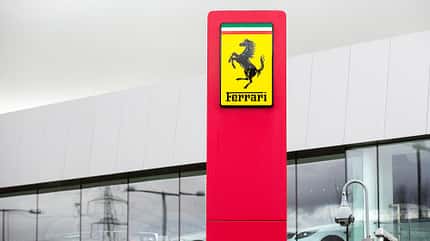 07/2025, Ferrari Logo Emblem Händler Großbritannien Ferrari Logo Emblem Händler Großbritannien