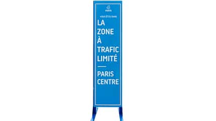 Limited Traffic Zone sign - Paris Illustration of A traffic sign indicating the limited traffic zone (ZTL) is pictured d