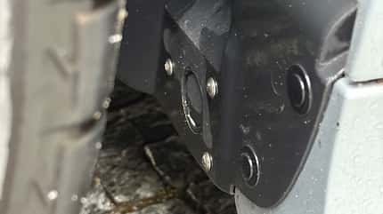 Mikrofon im Radhaus einer Mercedes S-Klasse