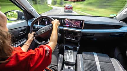 Opel Frontera Hybrid, Cockpit