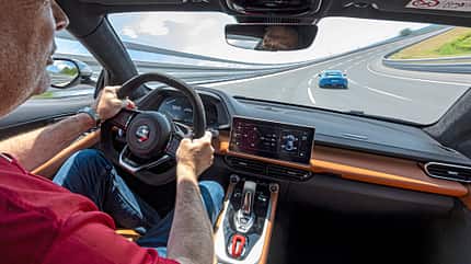 Lotus Emira Turbo SE, Cockpit