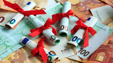 10/2025, Geldscheine Euro Banknoten mit roter Schleife Förderung Prämie Geldgeschenk Geldscheine Euro Banknoten mit roter Schleife Förderung Prämie Geldgeschenk