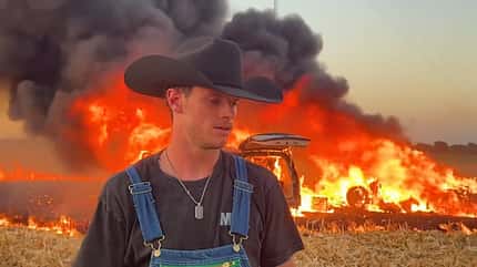 WhistlinDiesel, Cody Detwiler, Youtube, Ferrari F8 Tributo brennt, Festnahme, Verdacht Steuerhinterziehung, 11/2025 Youtuber WhistlinDiesel vor seinem brennenden Ferrari F8 Tributo (rechts) und einem ebenfalls brennenden Begleitfahrzeug.