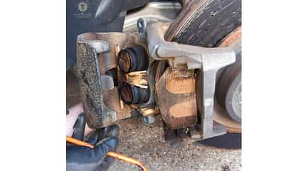 Holzbremsklötze an einem Mercedes GLE 400.