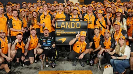 McLaren Teamfoto - Lando Norris - Oscar Piastri - GP Abu Dhabi 2025 McLaren Teamfoto - Lando Norris - Oscar Piastri - GP Abu Dhabi 2025