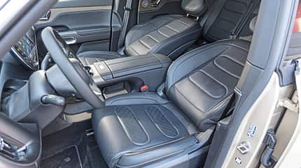 Innenraum des Smart #5 mit Fokus auf die Vordersitze und das Cockpit.