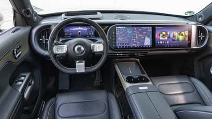 Innenraum des Smart #5 mit Fokus auf das Cockpit und die digitalen Armaturen.