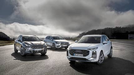 Drei kompakte SUV-Modelle: Audi Q3 SUV TFSI, Cupra Terramar 2.0 und Mercedes GLA250, nebeneinander auf freier Fläche.