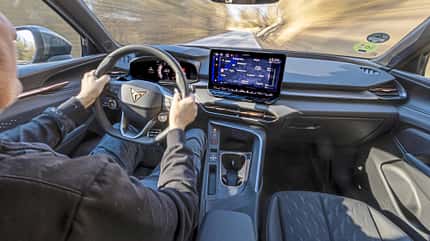 Innenraumaufnahme eines Cupra Terramar 2.0TSI 4Drive während der Fahrt, Blick auf Cockpit und Fahrer.