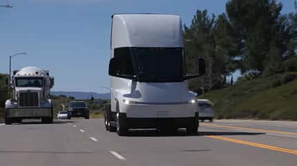 Jay Leno fährt den Tesla Semi