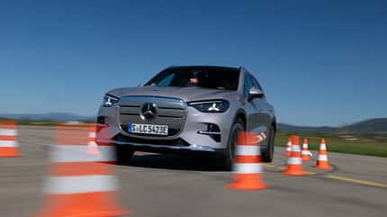 Mercedes GLC 400 4matic EQ bei Fahrdynamik-Test, frontal, auf Teststrecke mit Pylonen.